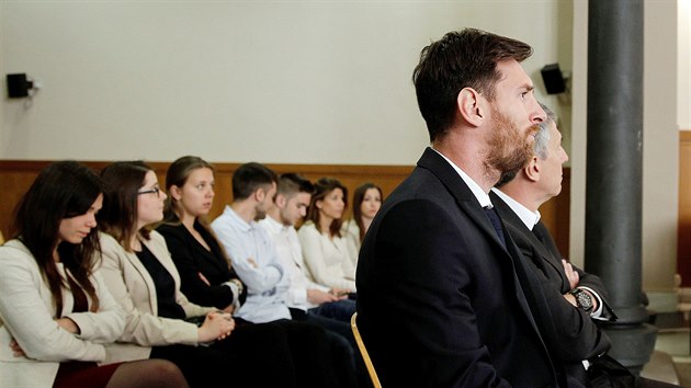 Argentinsk fotbalista Lionel Messi vypovd u soudu v Barcelon. (2. ervna 2016)