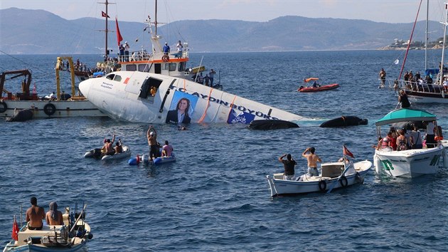 Do Egejskho moe u tureckho letoviska Kusadasi byl potopen airbus A300. Slouit m jako uml tes. (4. ervna 2016)