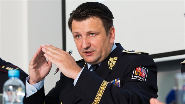 Policejní prezident Tomá Tuhý bhem tiskové konference, na které byla...