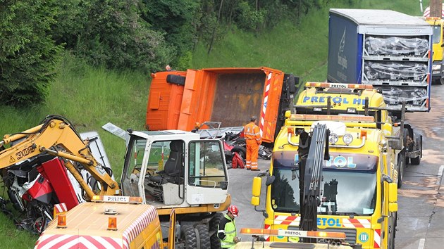 Dlnici D1 ve smru na Brno zablokovala srka kamionu s vozidlem drby (2. ervna 2016).