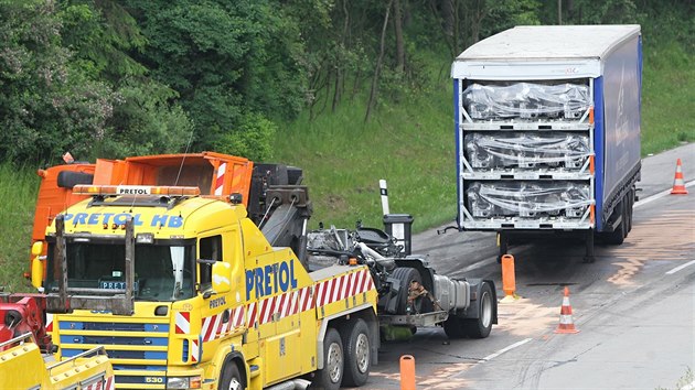 Dlnici D1 ve smru na Brno zablokovala srka kamionu s vozidlem drby (2. ervna 2016).