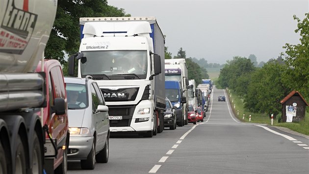 Dálnici D1 ve smru na Brno zablokovala sráka kamionu s vozidlem údrby (2....