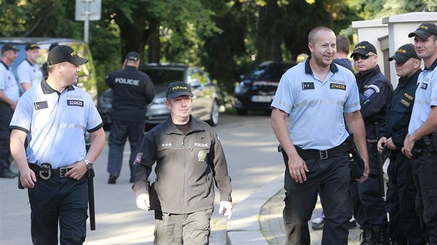 Na protest ped tureckm velvyslanectvm v Praze dohlelo piblin dvacet policist (7. ervna 2016).