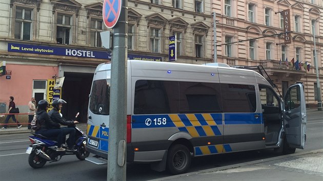 Lid se nadchali nebezpen ltky pi deratizaci v ubytovn v pask Plzesk ulici (9. ervna 2016).