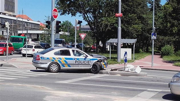 V centru eskch Budjovic se srazil policejn vz s rozvozem pizzy.