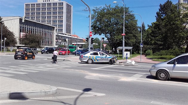 V centru eskch Budjovic se srazil policejn vz s rozvozem pizzy.