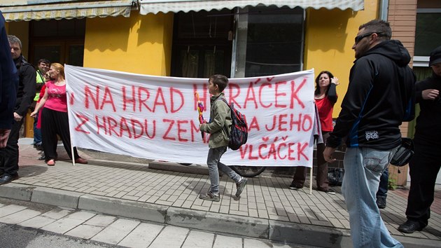 Prezident Milo Zeman pijel v ptek do eskch Velenic. Lid ho vtali i tmto transparentem.