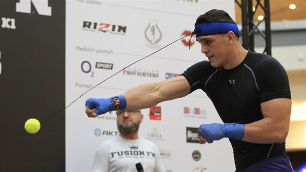 Zpasnci v brnnsk galerii Vakovka pedvedli veejnosti svj trnink ped ptenm galaveerem bojovch sport Fusion FN6 Ringfight.