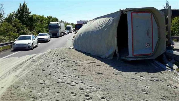 Pevrcen kamion s pskem zablokoval dopravu na dlnici D46 u Vykova. (7.6.2016)