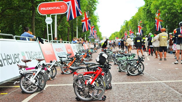 Venku je daleko vt podl cyklist nesportovc v civilnch a spoleenskch atech.