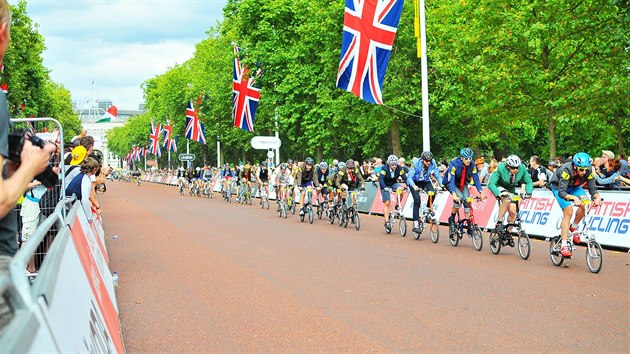 Venku je daleko vt podl cyklist nesportovc v civilnch a spoleenskch atech.