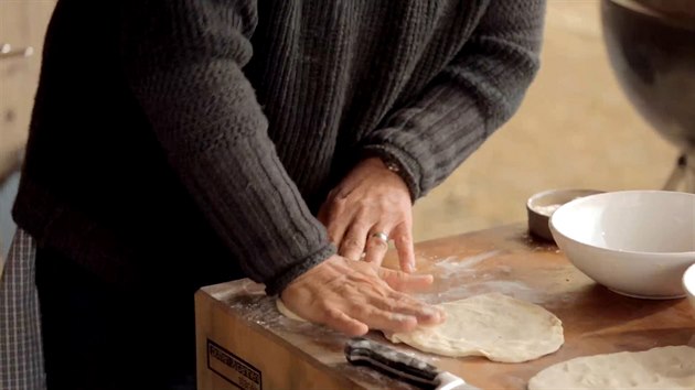 Z kadho kousku vytvarujte dlan a prsty pomrn tenkou placku.