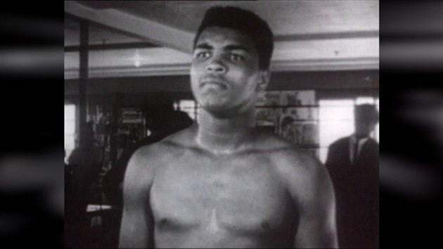 Cassius Clay v roce 1964, jet pedtm, ne se pejmenoval na Muhammada Aliho.