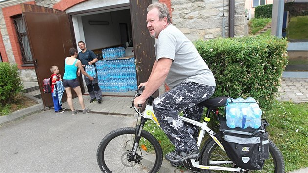 V pondl odpoledne zaal starosta Vyskytn nad Jihlavou Petr Bhm rozdvat balenou pitnou vodu. Obec j dovezla zatm dv palety. Dal dodvky budou nsledovat.