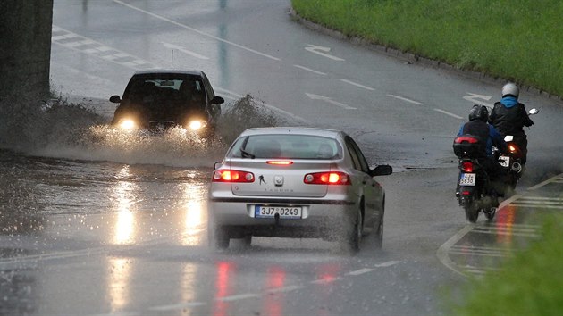 Pi vtch detch se pod viaduktem na hlavnm prtahu Pelhimovem ve smru na Jindichv Hradec vdy vytvo ob laguna. Obas v n bv pes metr vody a uvznou v n auta, kter pak mus vytahovat hasii.