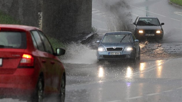 Pi vtch detch se pod viaduktem na hlavnm prtahu Pelhimovem ve smru na Jindichv Hradec vdy vytvo ob laguna. Obas v n bv pes metr vody a uvznou v n auta, kter pak musej vytahovat hasii.