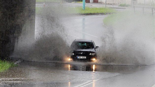 Pi vtch detch se pod viaduktem na hlavnm prtahu Pelhimovem ve smru na Jindichv Hradec vdy vytvo ob laguna. Obas v n bv pes metr vody a uvznou v n auta, kter pak musej vytahovat hasii.