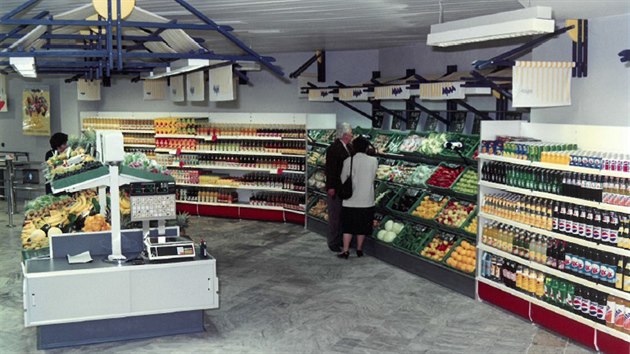 Prvn supermarket v esk republice (na archivnm snmku) otevel v ervnu 1991 v Jihlav nizozemsk maloobchodn etzec Ahold v mst dnenho supermarketu Albert.