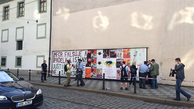 Policist zasahovali ped budovou ministerstva financ, kde se mu pokusil obsit na billboardu (31.5.2016).