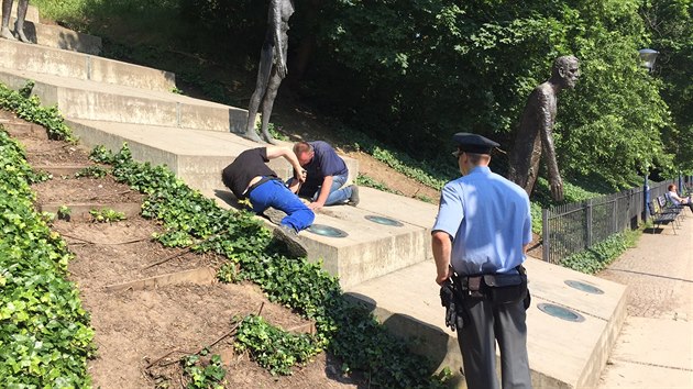 Neznm vandal poniil jednu ze sedmi soch tvocch Pomnk obtem komunismu (6.6.2016).