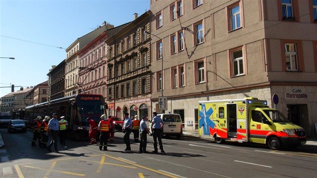 Ve Francouzsk ulici se srazila tramvaj s autem (7.6.2016).
