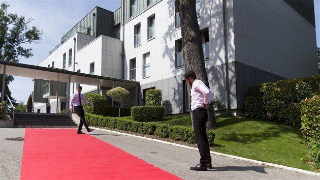 ERVEN KOBEREC PRO NAE HOSTY. Zamstnanci hotelu Chateau Belmont v Tours se chystaj na pjezd esk fotbalov reprezentace.