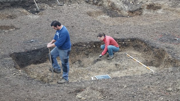 Rakout archeologov pi prci v armdnm prostoru u obce Hrsching, kde se naly zlat mince Kelt. (8.6.2016)