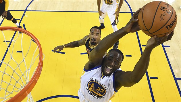 Draymond Green z Golden State zakonuje jednu ze svch akc ve druhm finle NBA s Clevelandem.