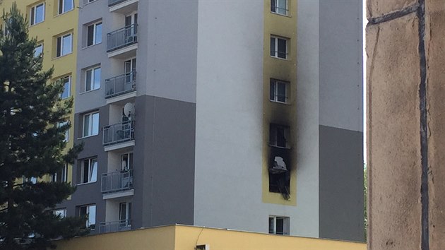 Po poru v panelovm dom v Podbradech zemeli odpoledne ti lid. Hasii z okol evakuovali okolo edesti lid (7.6.2016)