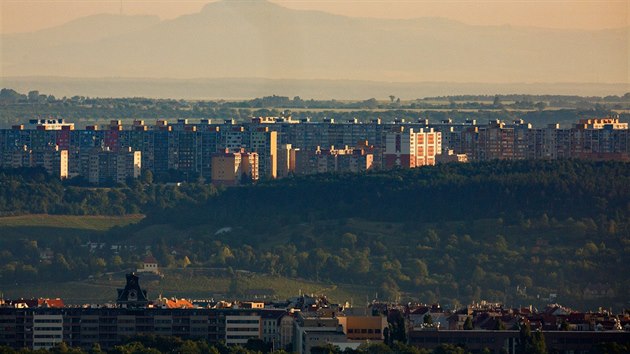 Letn, nad n bohnick sdlit a v dli kontury eskho stedoho. Patrn je i vysla na Bukov hoe u st nad Labem. (8. ervna 2016)