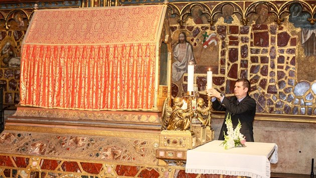 Prezident Zeman a dal stavn initel spolu s primtorkou a crkevnmi pedstaviteli uloili originly korunovanch klenot do kaple v katedrle sv. Vta na Praskm hrad (31. kvtna 2016).