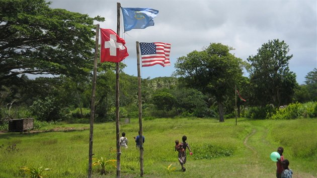 Na melanskm ostrov Tanna dodnes vlaj americk vlajky. Mstn obyvatel toti jako mesie uctvaj tajemnho Ameriana Johna Fruma.