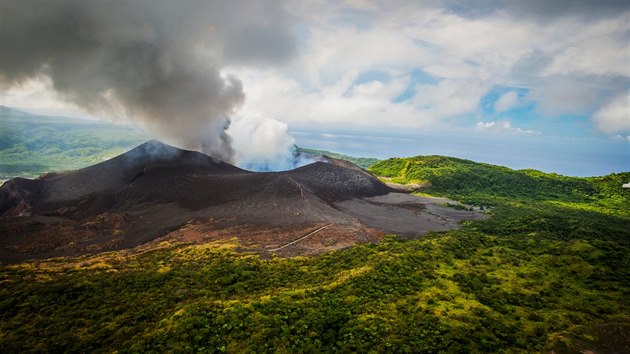 Domorodci na ostrov Tanna v, e americk mesi John Frum ije ve vulknu Mount Yasur. Pod sopkou se proto pravideln schzej a zpvaj chvalozpvy.