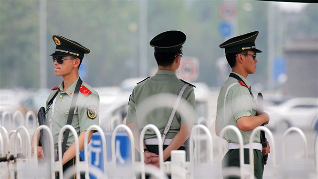 nsk ady zpsnily bezpenostn opaten v blzkosti pekingskho nmst Tchien-an-men kvli 27. vro krvavho potlaen prodemokratickch protest. Policie kontroluje doklady totonosti a prohledv lidem taky (4. ervna 2016).