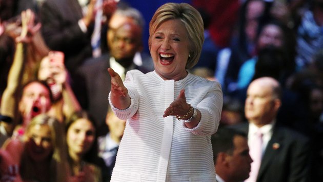 Hillary Clintonov bhem proslovu v newoyrskm Brooklynu, kde ohlsila sv vtzstv v boji o demokratickou nominaci (8. ervna 2016).