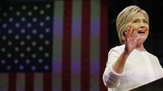 Hillary Clintonov bhem proslovu v newoyrskm Brooklynu, kde ohlsila sv vtzstv v boji o demokratickou nominaci (8. ervna 2016).
