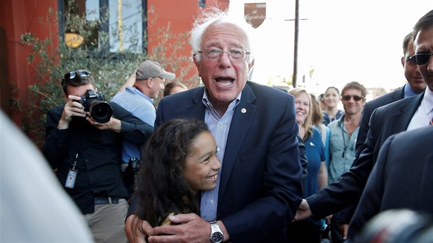 Bernie Sanders zdrav sv podporovatele v Los Angeles (8. ervna 2016).