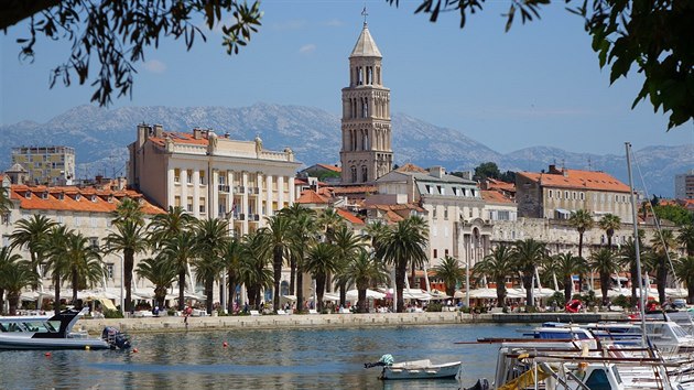 Jednou z dominant Splitu jedna z nejkrsnjch zvonic na Jadranu v prostorch Dioklecinova palce. Z vrcholu je impozantn vhled na Split i blzk ostrovy.