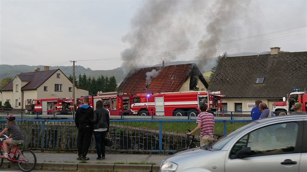 Pi opravch stechy rodinnho domu v jesenick mstn sti Bukovice vzplla podkladov lepenka. S ohnm bojovaly ti jednotky hasi.