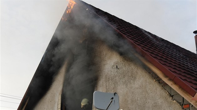 Pi opravch stechy rodinnho domu v jesenick mstn sti Bukovice vzplla podkladov lepenka. S ohnm bojovaly ti jednotky hasi.