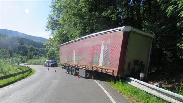 Kamionu se pi vyjdn do stoupn z Bl pod Praddem uvolnil nvs, pejel do protismru a narazil do svodidel.