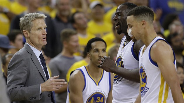 Steve Kerr, trenr Golden State, hovo bhem time-outu ke svm hvzdm. Zcela vlevo Stephen Curry, vedle nj Draymond Green.