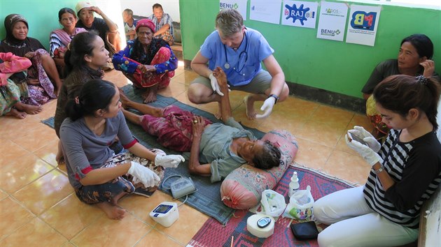 Lka Dalibor Stoszek pi vyetovn pacient na ostrov Lombok.