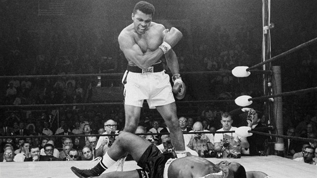 Muhammad Ali poráí Sonnyho Listona.