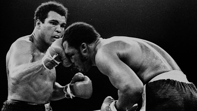 Muhammad Ali (vlevo) v zpase proti Joeovi Frazierovi 