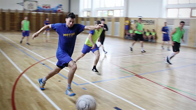 PUK VYMNILI ZA M. Hokejist Budjovic si na soustedn zahrli i fotbal. Na snmku vpedu nakopv balon Radek Proke.