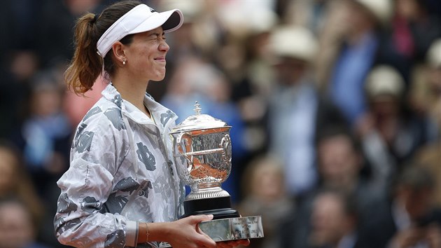 TA JE MOJE, NIKOMU NEDM! Garbie Muguruzaov s trofej pro vtzku Roland Garros.