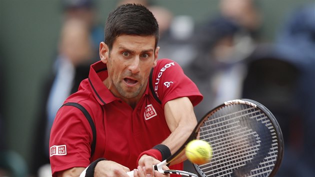 DO TOKU. Novak Djokovi bojuje o svj karirn grandslam ve finle Roland Garros proti Andymu Murraymu.