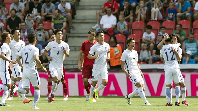 RADOST V EDENU. Korejt fotbalist slav branku v ptelskm utkn proti esk reprezentaci.