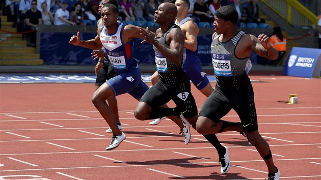 Sprinter Kim Collins (druh zprava), reprezentant Svatho Krytofa a Nevise, si b pro vtzstv ve sprintu na 100 metr v Diamantov lize v Birminghamu.